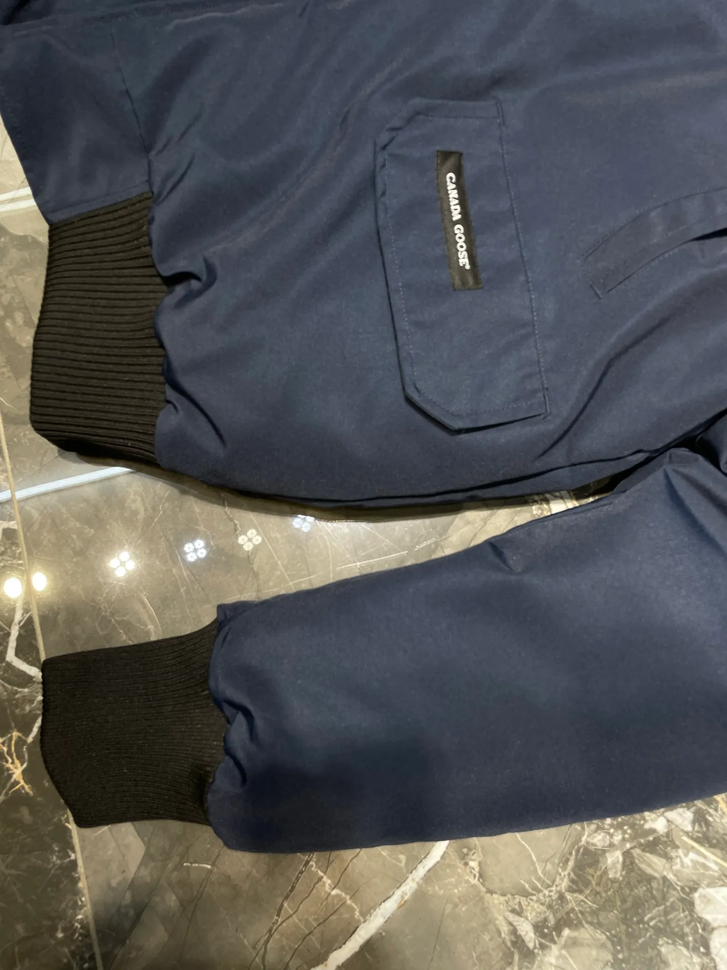 P900 special down Canada Goose Canada Goose #Chilliwack 7999M bomber jacket short down jacket/01 model #女与狠# Genuine synchronous anti-counterfeiting chip sensor! ➖ Imported 21S polyester-cotton blended original fabric [last year’s 16S/18S hard fabrics have been completely eliminated, this year all use 21S genuine synchronous fabrics, the soft mid-strap feels delicate and textured], genuine synchronous Feather-Light 10D waterproof coating fabric, made of 84.5 polyester fiber and 15.5 cotton, 100% the best feel in the entire network! ➖ The genuine official website is synchronized with the national standard 80 white duck down, you can check the official website customer service, there will never be a series of misleading claims such as 90 down or goose down! ➖ Using the best nylon lining with double double-layer sealing design, velvet-proof No. 7 needle + grid-filled down ready-made garments, there is 100% no so-called velvet running! ➖ The cuffs are designed with thickened seamless threads, and the collar and pockets are lined with top-quality polar fleece to keep you warm and comfortable! ➖ Yoshida YKK provides original custom-made electroplated sliders. YKK two-way lockable zippers are tight and smooth and will not peel off paint! ➖ 3M composite guarantees that the Velcro is the same as the original, durable, and all accessories and hardware are custom-made! ➖ Imported BEHRINGER embroidery machine to customize the 10,000-needle embroidery logo, 98% of which can be reproduced to restore the original logo. You can check and compare on the official website! ➖ The fur collars are all made of large pieces of Western Canadian blue wolf hide, ensuring that each fur collar is 13-15cm wide!   Size:XS-XXL